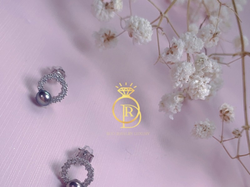 Hoa tai tròn viên trai màu lông công cao cấp